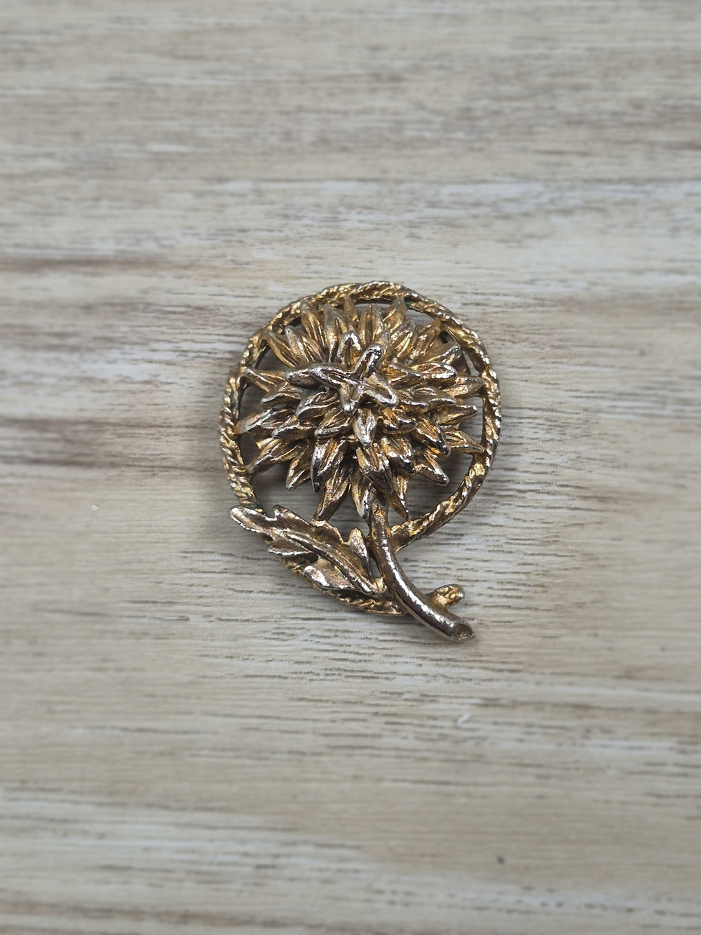 Gold‎ Floral Circle Flower Brooch